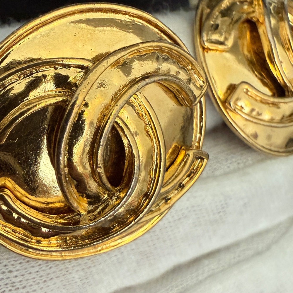 LOT 2253 24K gold plated CHANEL vintage 3D clip on earrings - Picture 10 of 16